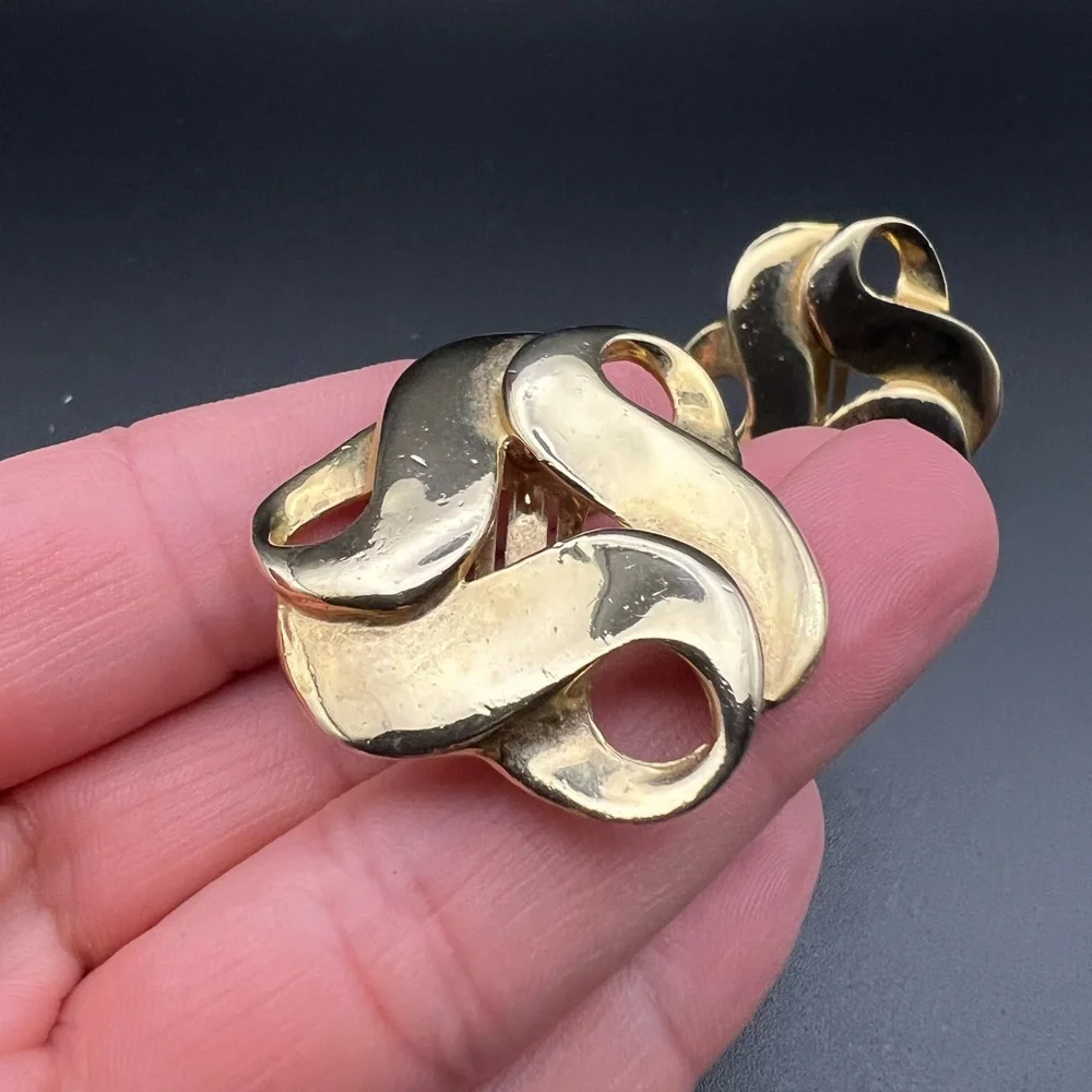 Vintage gold tone swirl clip on earrings - Picture 2 of 5